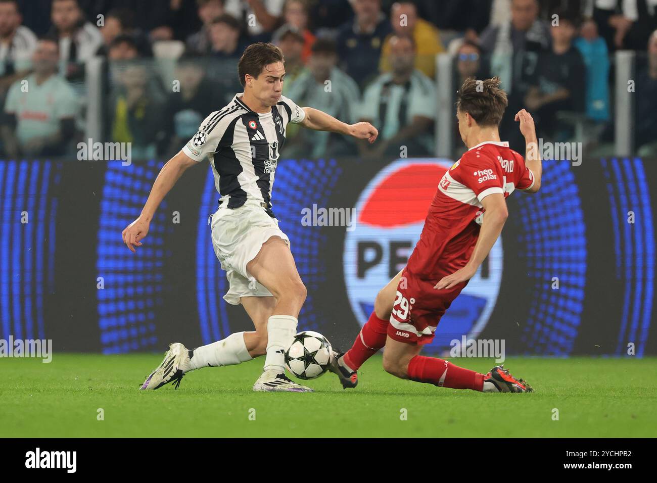 Turin, Italie. 22 octobre 2024. Kenan Yildiz de la Juventus est défié par Anthony Rouault du VfB Stuttgart lors du match de l'UEFA Champions League au Juventus Stadium de Turin. Le crédit photo devrait se lire : Jonathan Moscrop/Sportimage crédit : Sportimage Ltd/Alamy Live News Banque D'Images Turin, Italie. 22 octobre 2024. Kenan Yildiz de la Juventus est défié par Anthony Rouault du VfB Stuttgart lors du match de l'UEFA Champions League au Juventus Stadium de Turin. Le crédit photo devrait se lire : Jonathan Moscrop/Sportimage crédit : Sportimage Ltd/Alamy Live News Banque D'Images