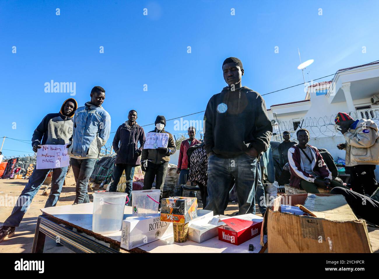 Zarzis, Tunisie. 27 janvier 2024. Les migrants subsahariens organisent une manifestation devant le bureau du Haut Commissariat des Nations Unies pour les réfugiés (HCR) à Zarzis, en Tunisie. Ils tenaient des banderoles demandant la protection des réfugiés de l'ONU, tout en se plaignant de leur dénuement en attendant des entrevues et la carte du HCR Banque D'Images