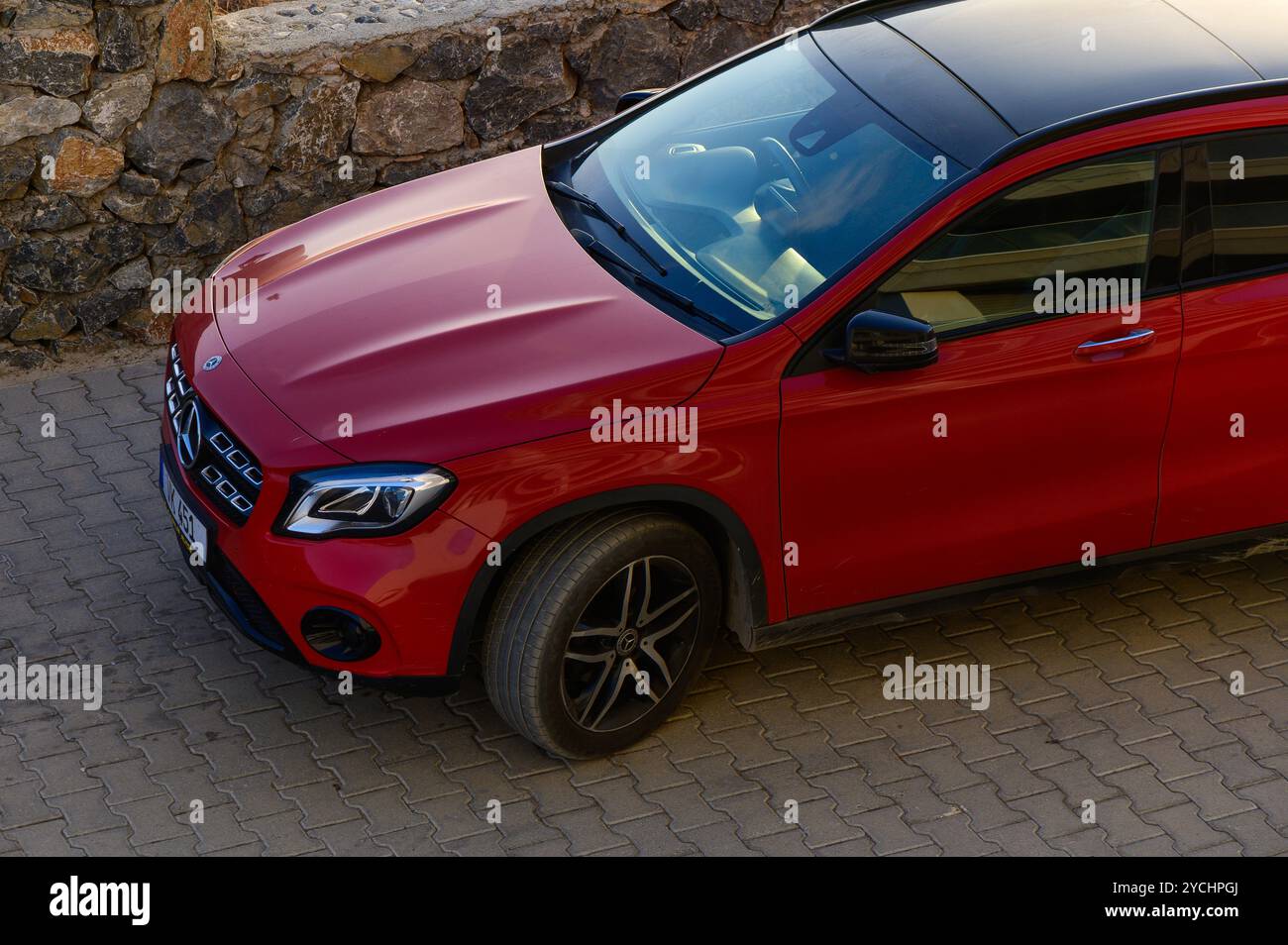 Gaziveren Chypre 10.12.2024 rouge Mercedes SUV voiture garée dans la rue 6 Banque D'Images