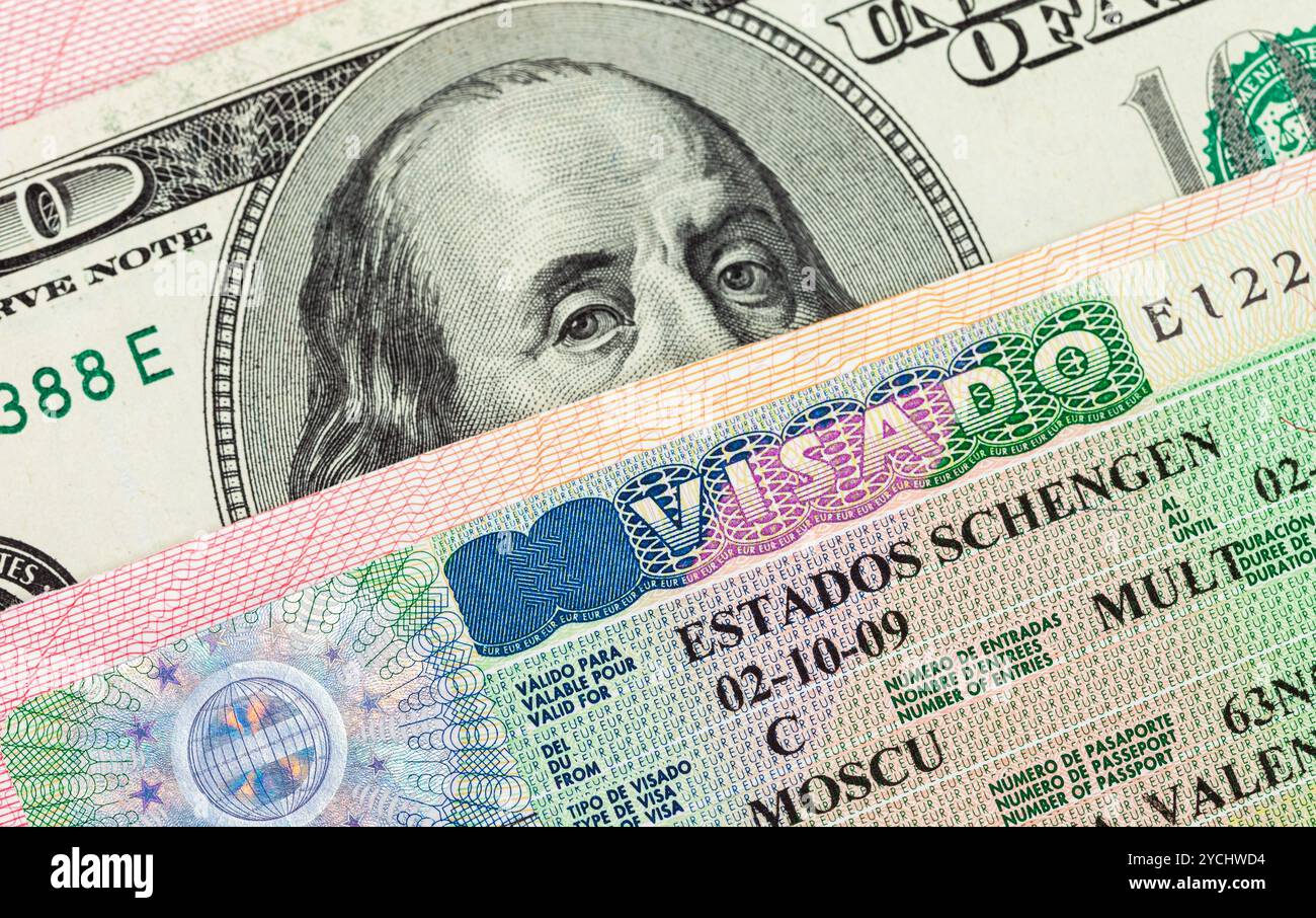 Fragment de visa Schengen dans le passeport et l'argent Banque D'Images