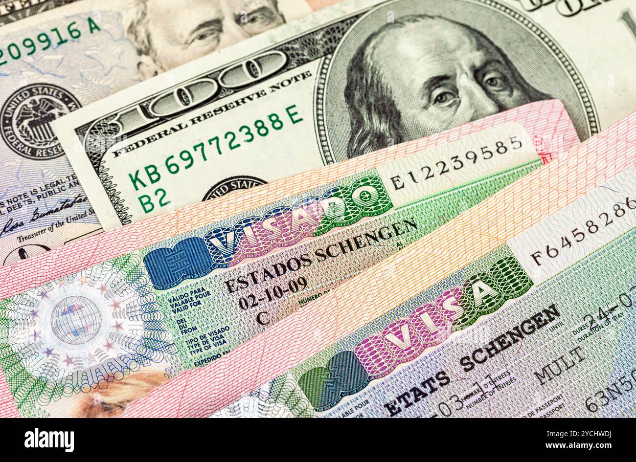 Fragment de visa Schengen dans le passeport et l'argent Banque D'Images