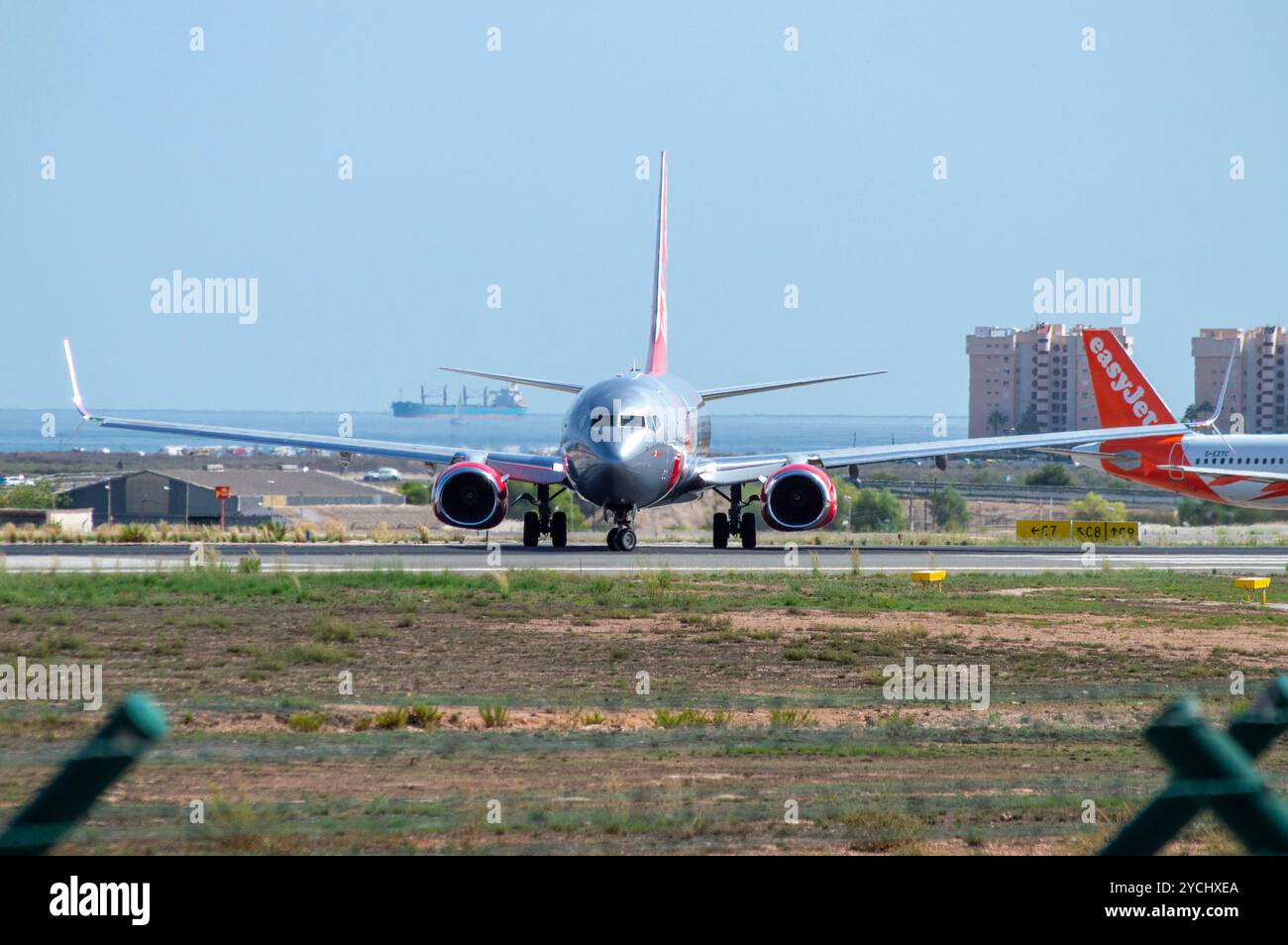 Vue de face de l'avion de ligne Boeing 737 de la compagnie Jet2 à l'aéroport d'Alicante. Banque D'Images