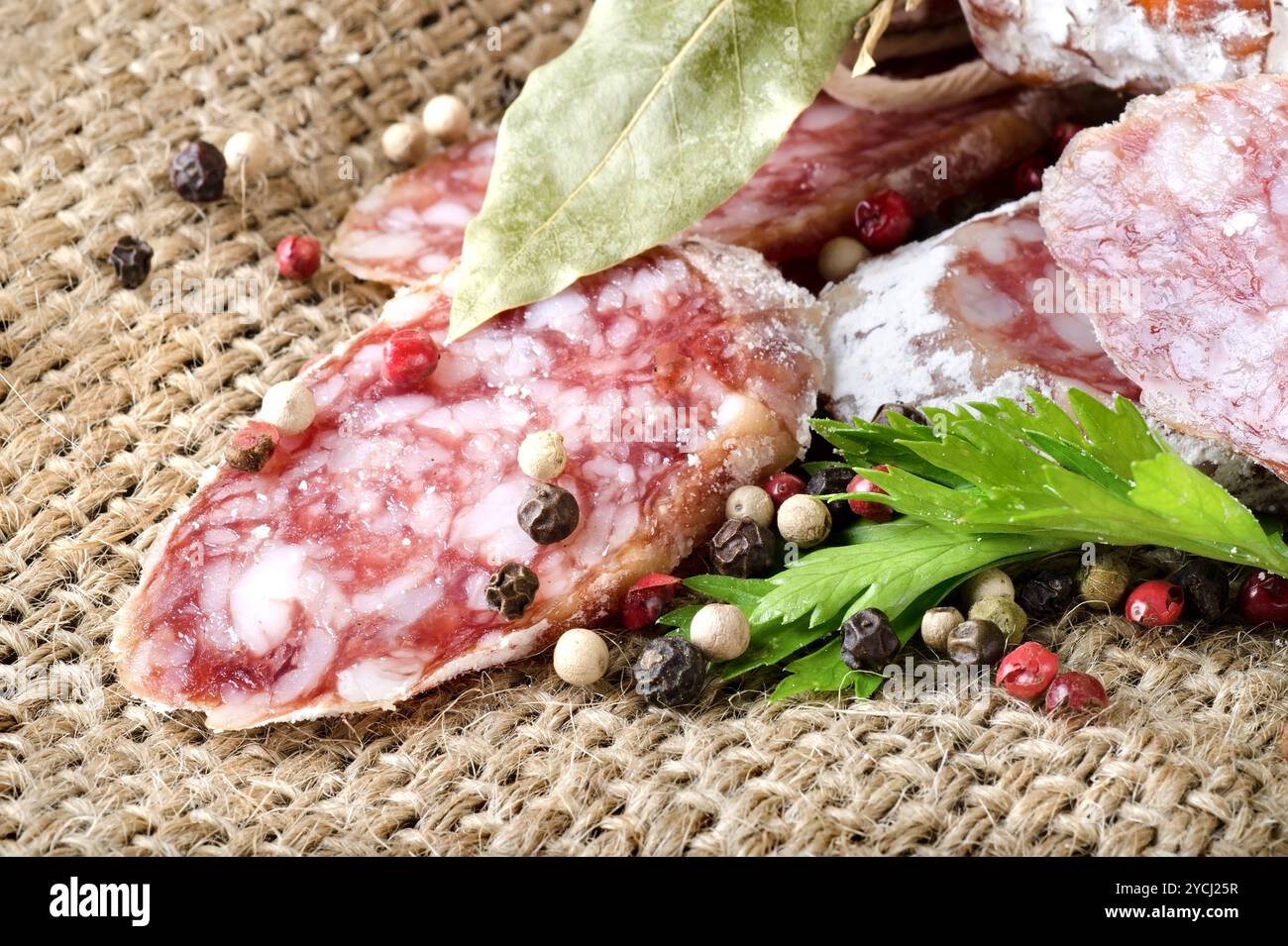 Le salami et le persil Banque D'Images