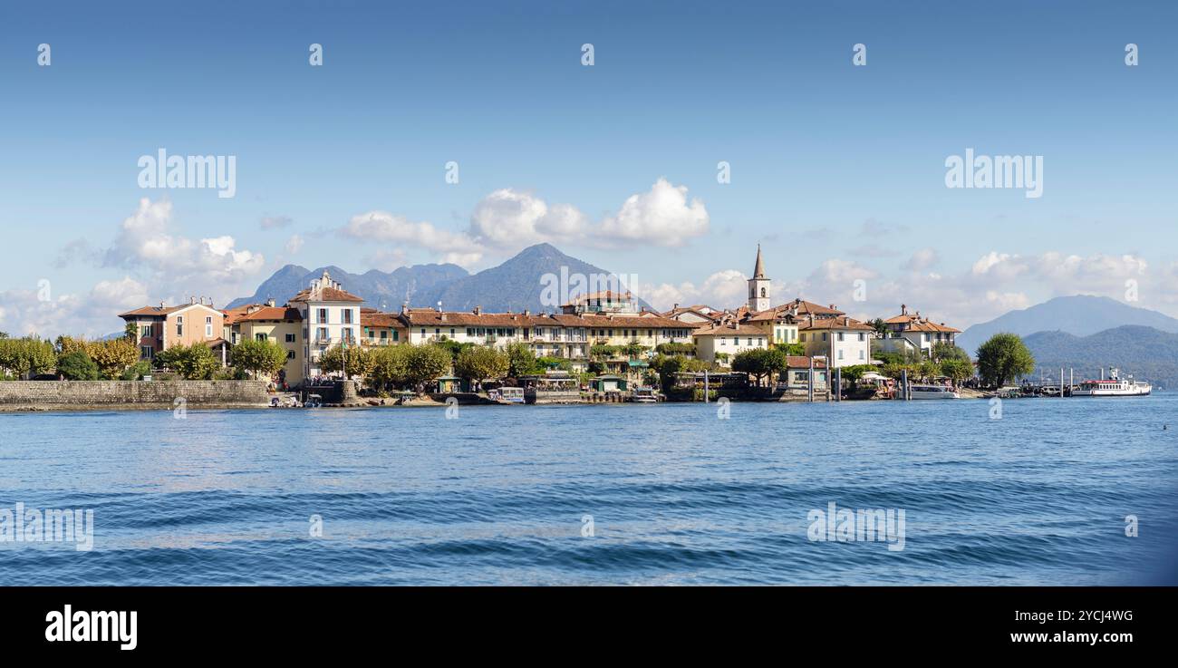 Stresa, Italie - 5 octobre 2024 : Isola dei Pescatori (île des pêcheurs) vue d'un bateau naviguant sur le lac majeur. Banque D'Images