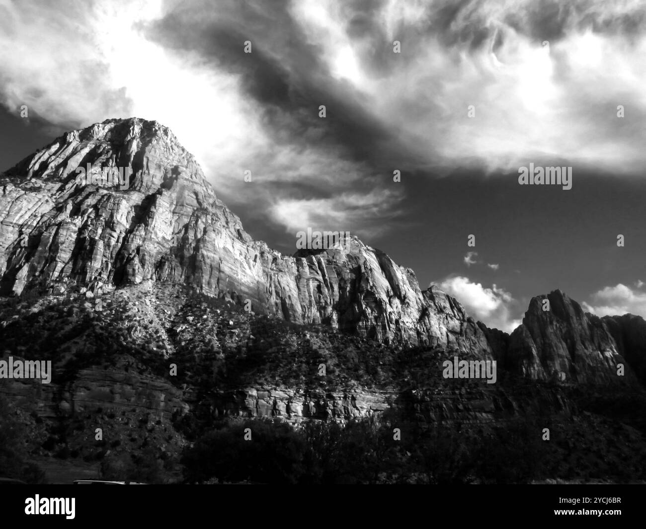 Les imposantes falaises des Watchmen, l'un des sommets emblématiques du parc national de Zion dans l'Utah, en noir et blanc Banque D'Images