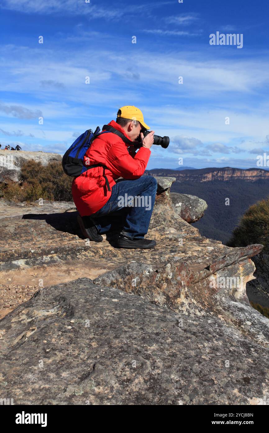 Photographe à prendre des photos de paysage de montagne Banque D'Images