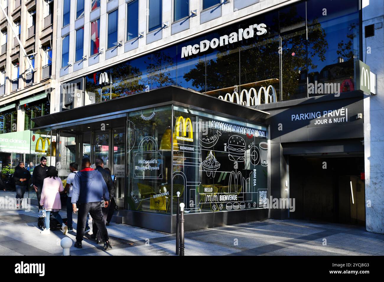 Restauration rapide MacDonald sur place des champs Elysées - Paris - France Banque D'Images