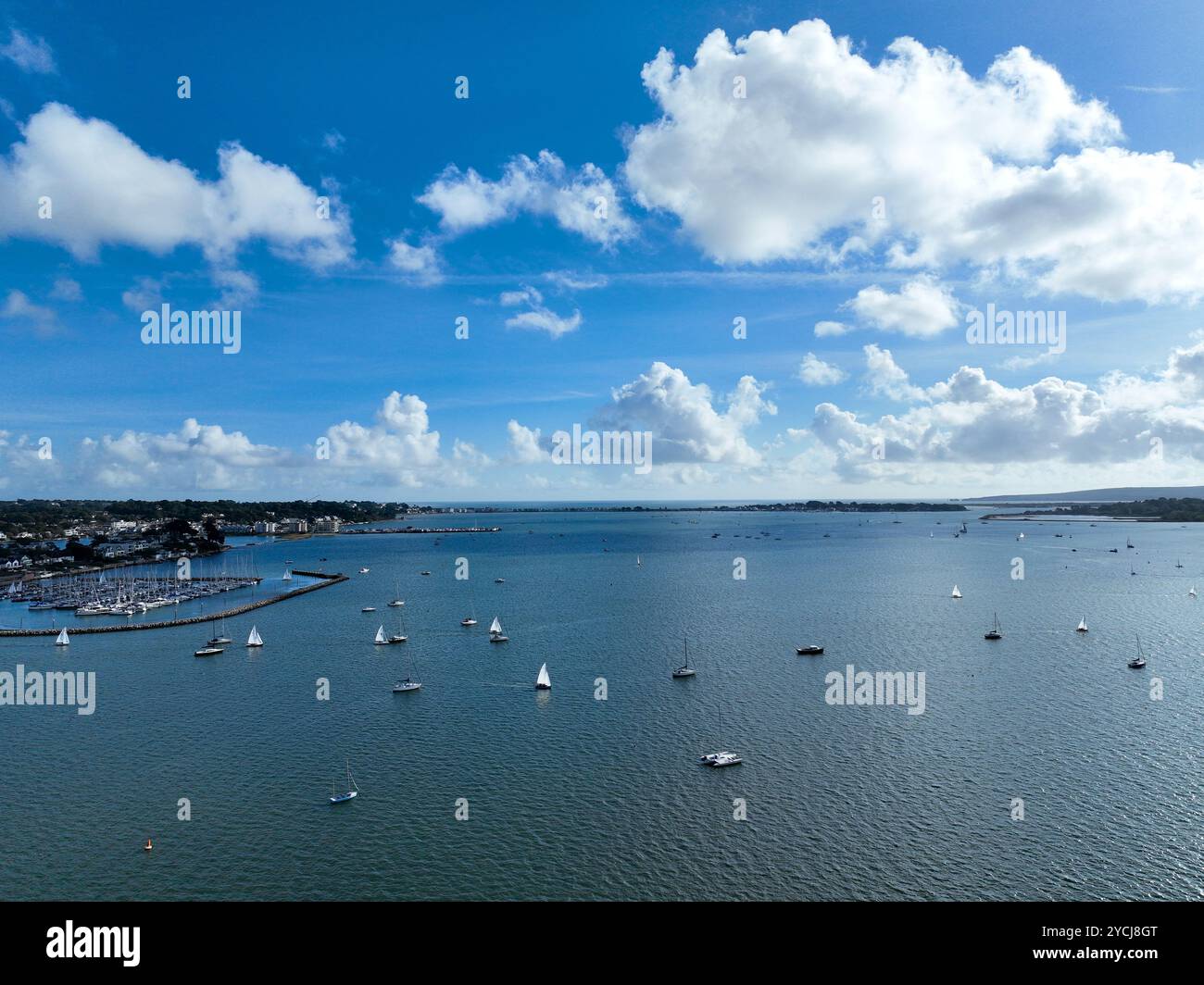 Vue aérienne du port de Poole regardant vers la péninsule de Sandbanks au Royaume-Uni Banque D'Images