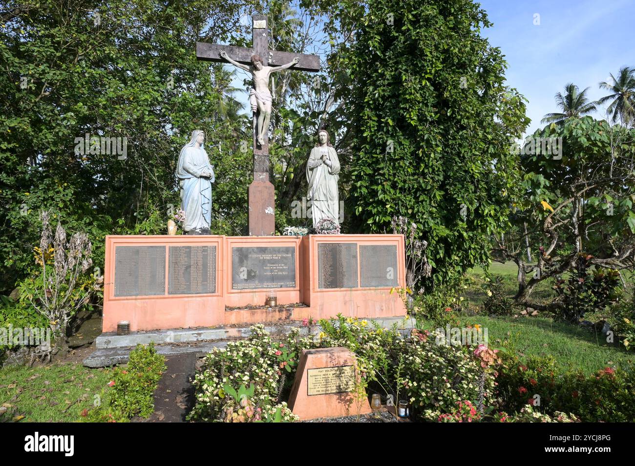 PAPOUASIE-NOUVELLE-GUINÉE, Madang, Alexishafen SVD Catholic Mission constituée Michael, fondée en 1905 à l'époque coloniale allemande, cimetière missionnaire avec tombes de missionnaires allemands SVD et mémorial pour les victimes allemandes de la seconde Guerre mondiale dans le pacifique, Yorishime Maru et Akikaze Ship catastrophe / PAPUA NEUGUINEA, Madang, Alexishafen, katholische Steyler Mission Sankt Michael, die 1905 während der deutschen Kolonialzeit gegründet wurde, Friedhof mit Gräbern von deutschen Steyler Missionaren und Gedenkstein für deutsche Opfer des zweiten Weltkriegs im Pazifik Banque D'Images