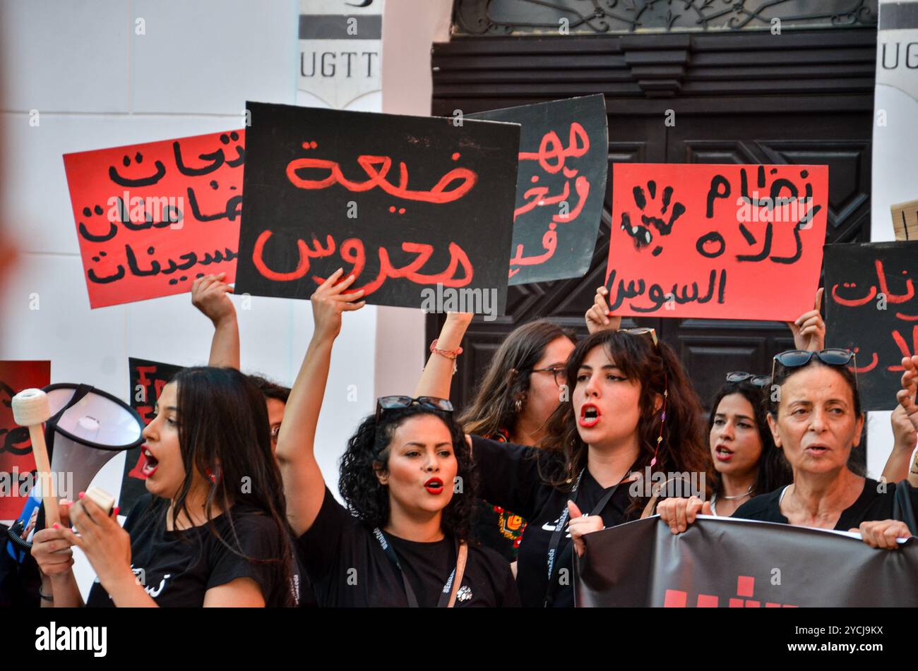 Tunis, Tunisie. 13 août 2024. Les femmes descendent dans les rues de Tunis en brandissant des banderoles et en criant des slogans contre la répression politique à l'occasion de la Journée nationale de la femme. La manifestation a été organisée par des groupes féministes indépendants tunisiens pour exiger la libération immédiate de toutes les femmes emprisonnées pour leurs activités dans la sphère publique. La Tunisie célèbre la Journée nationale de la femme chaque année le 13 août Banque D'Images