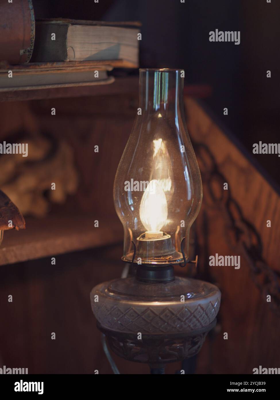 Lanterne lumineuse sur le vieux bureau antique, Une lumière dans le noir Banque D'Images