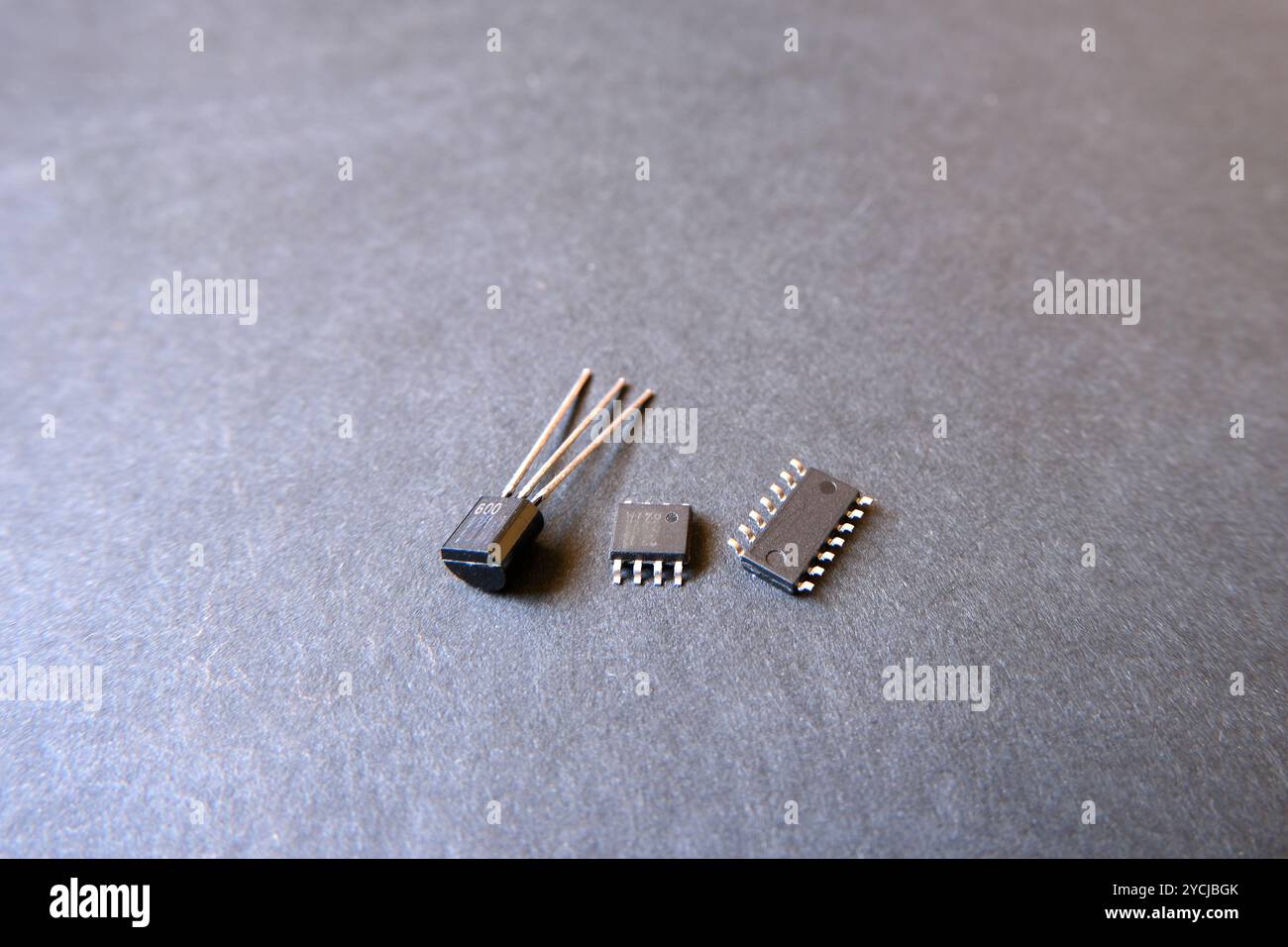 Eléments semi-conducteurs basiques. Transistor isolé et circuits intégrés ou micropuces. Composants électroniques. Banque D'Images