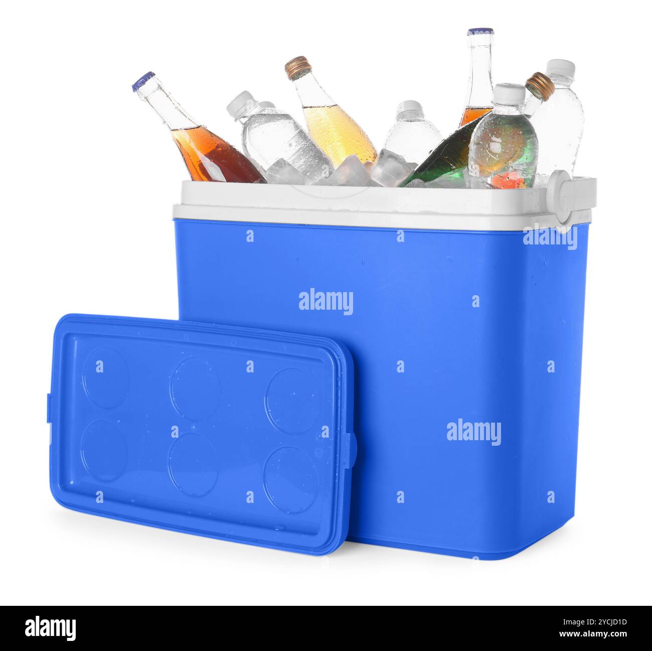 Beaucoup de bouteilles de boissons dans la glacière isolée sur blanc Banque D'Images