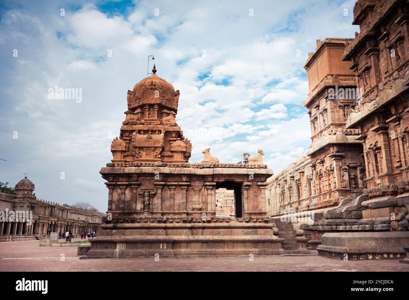Grande architecture sud-indienne. Temple Brihadishvara 12ème siècle après JC sur ciel bleu. Inde du Sud, Tamil Nadu, Thanjavur (Trichy) Banque D'Images
