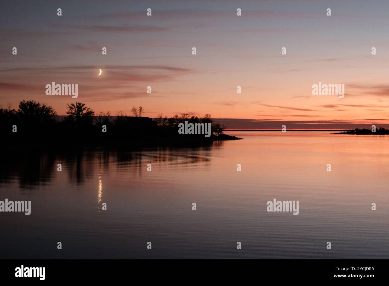 Le décor des lunes magiques au-dessus du lac Manitoba au Canada Banque D'Images