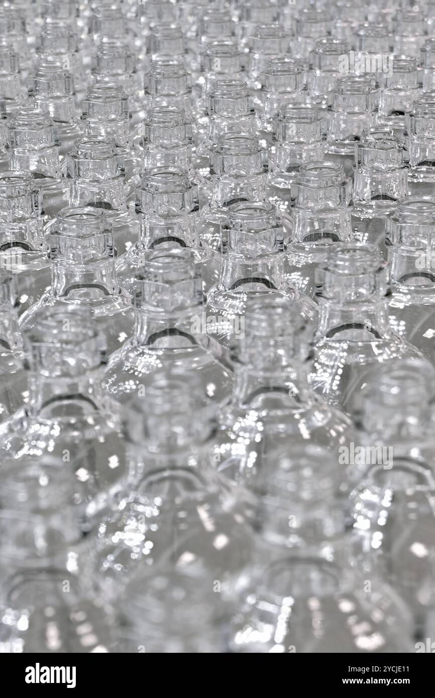 Beaucoup de bouteilles en verre propres vides. Gros plan, mise au point sélective, arrière-plan abstrait pour recyclage ou emballage. Banque D'Images