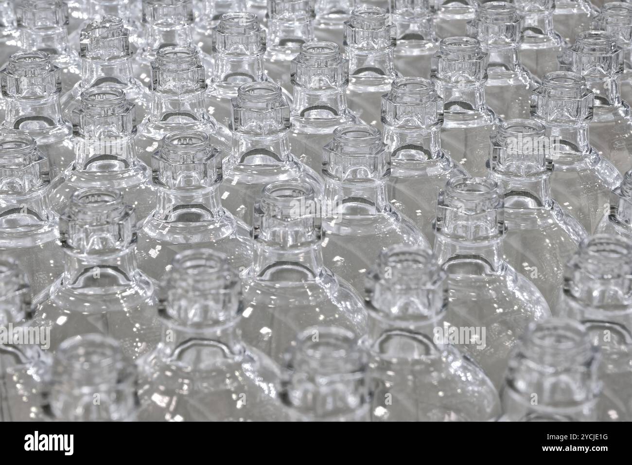 Beaucoup de bouteilles en verre propres vides. Gros plan, mise au point sélective, arrière-plan abstrait pour recyclage ou emballage. Banque D'Images