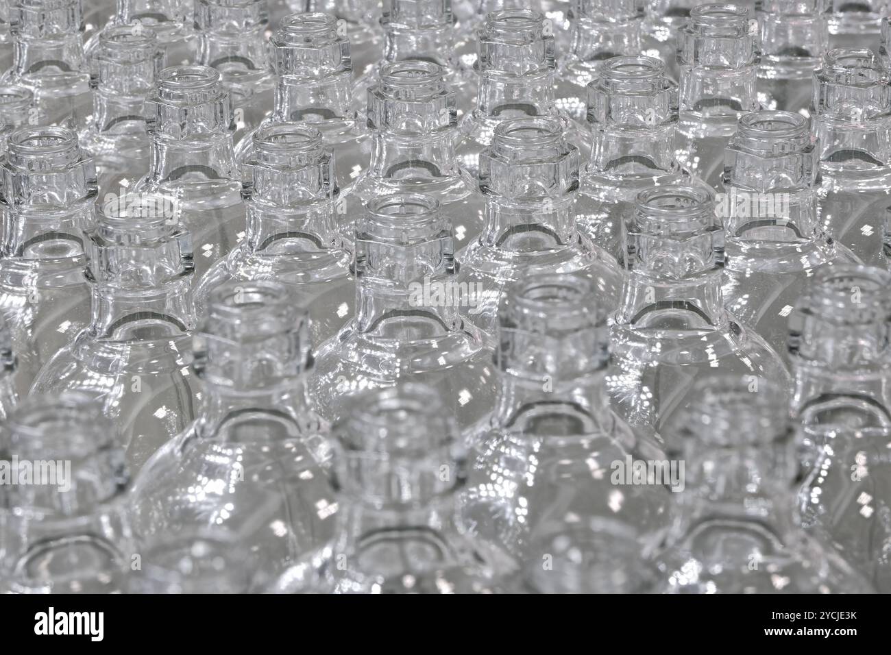 Beaucoup de bouteilles en verre propres vides. Gros plan, mise au point sélective, arrière-plan abstrait pour recyclage ou emballage. Banque D'Images