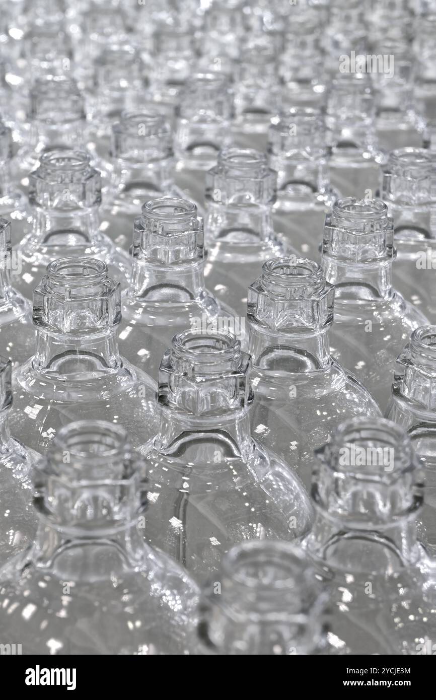 Beaucoup de bouteilles en verre propres vides. Gros plan, mise au point sélective, arrière-plan abstrait pour recyclage ou emballage. Banque D'Images