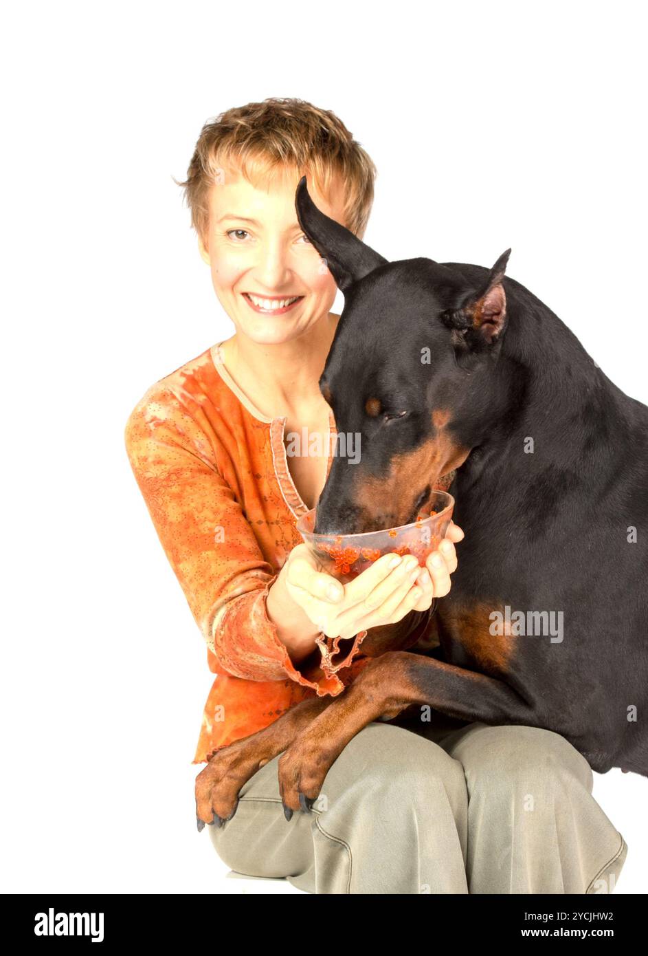 Femme nourrissant un chien affamé par caviar rouge Banque D'Images