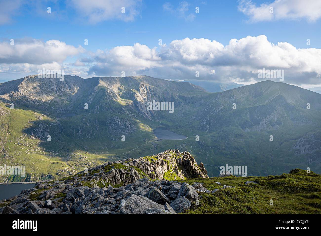 Vue sur Llyn Idwal et y Garn depuis le sommet de Pen yr Ole Wen. Banque D'Images