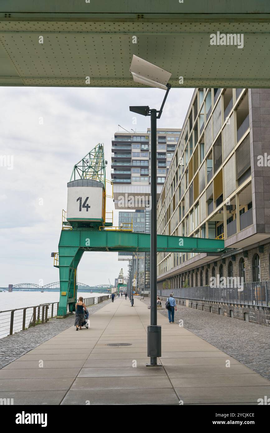 Grue historique dans le Rheinauhafen moderne sur les rives du Rhin à Cologne Banque D'Images