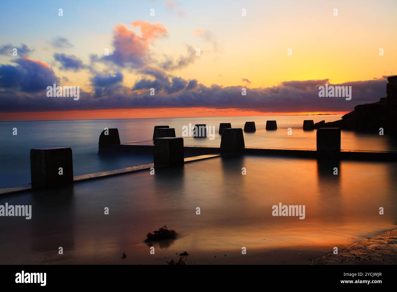 Lever du soleil, paradis des bains de Coogee, Australia Banque D'Images