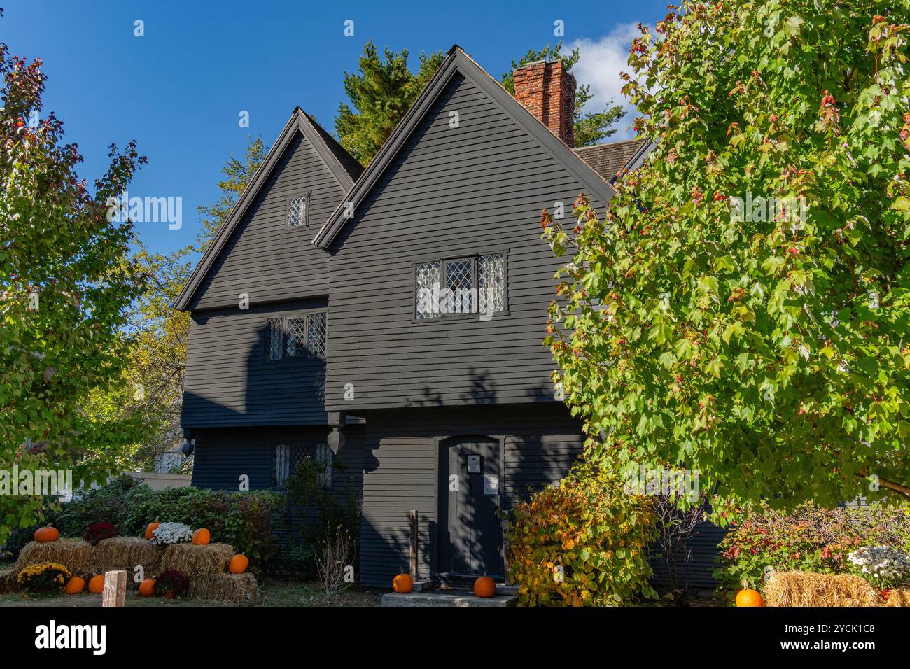 Salem, ma, États-Unis-21 octobre 2024 : touristes visitant la maison Corwin connue sous le nom de la maison de sorcière pendant le festival annuel Halloween Haunted Happenings. Banque D'Images