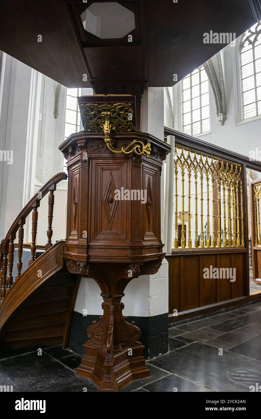 Chaire en bois dans l'église historique Saint Antoine (néerlandais : Sint Antoniuskerk) à Utrecht, pays-Bas Banque D'Images