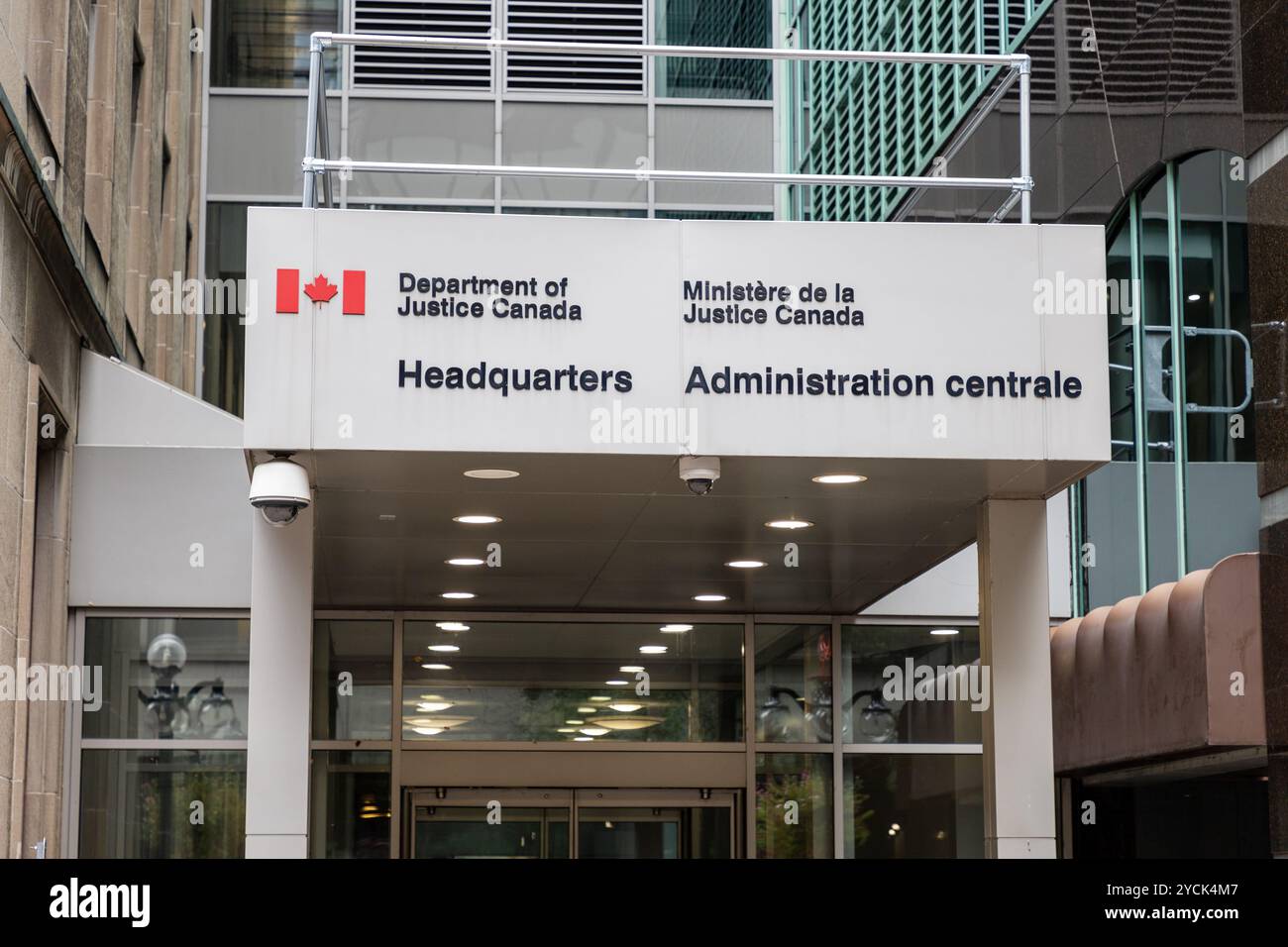 Ottawa, Canada - le 1er octobre 2024 : entrée de l'édifice de l'administration centrale du ministère de la Justice au centre-ville Banque D'Images