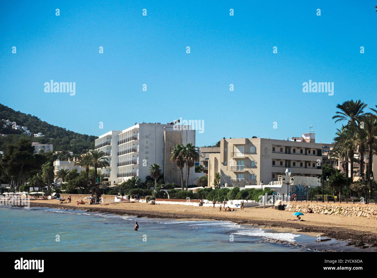 La plage et le front de mer à Santa Eulària des Riu, à Ibiza, Espagne Banque D'Images