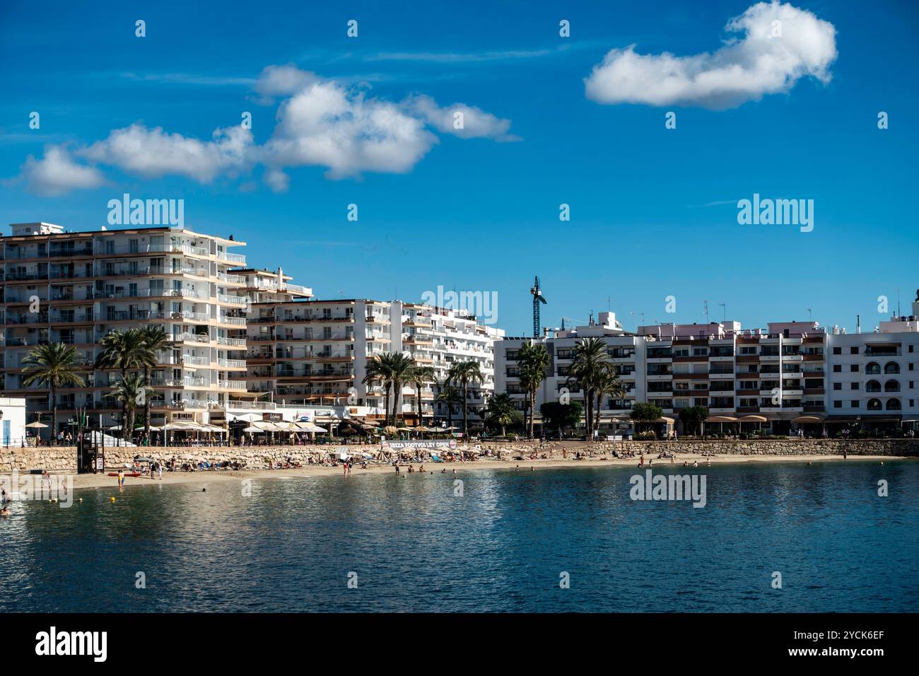 La plage et le front de mer à Santa Eulària des Riu, à Ibiza, Espagne. Banque D'Images