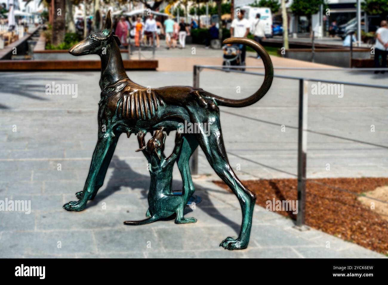 Sculpture du chien courant d'Ibiza, par Andreu Moreno dans la ville de Santa Eulària des Riu, à Ibiza, Espagne. Banque D'Images