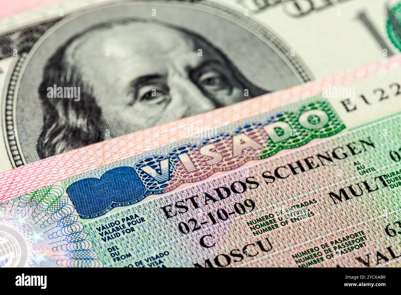 Fragment de visa Schengen dans le passeport et l'argent Banque D'Images