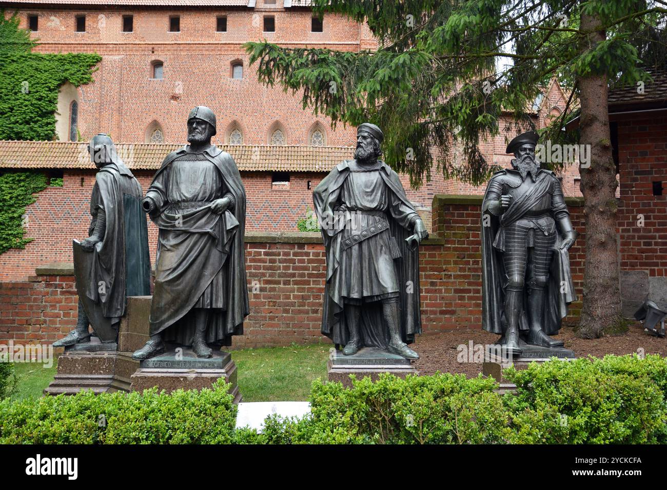 Statues des grands maîtres de l'ordre Teutonique majeur dans la cour intérieure de la forteresse du château médiéval Teutonique à Malbork, Pologne. Banque D'Images