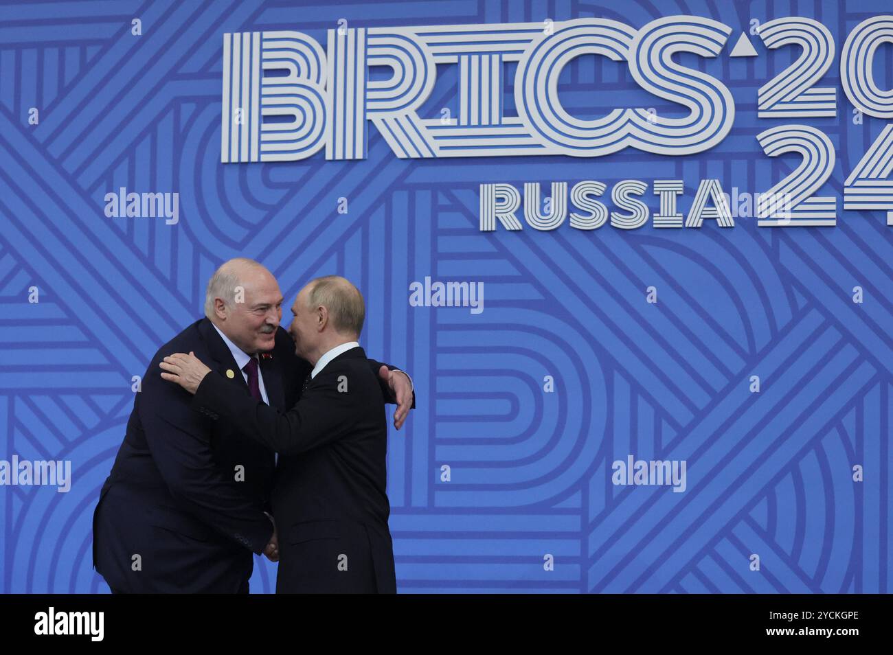 Russian President Vladimir Putin, right, embraces Belarusian President Alexander Lukashenko during a welcoming ceremony prior to a festive reception at BRICS Summit in Kazan, Russia, Wednesday, Oct. 23, 2024. (Maxim Shipenkov/Pool Photo via AP) Banque D'Images