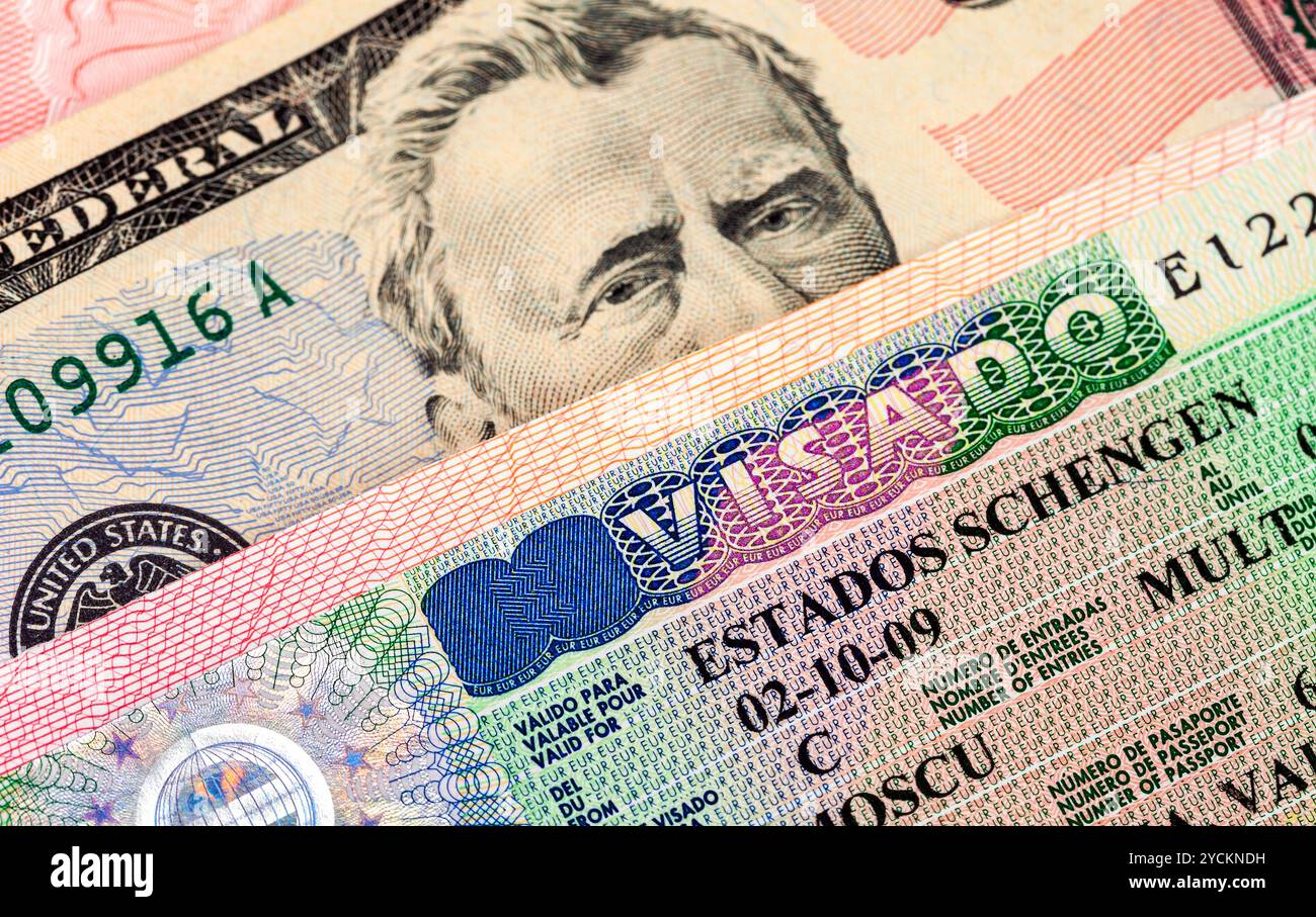 Fragment de visa Schengen dans le passeport et l'argent Banque D'Images