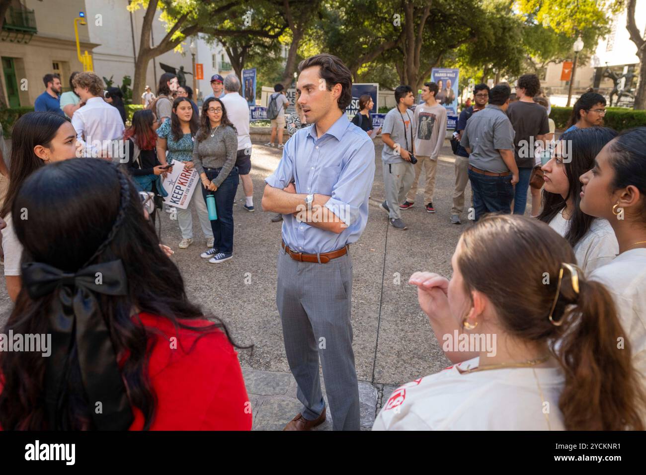 Austin Texas USA, 22 octobre 2024 : DAVID HOGG (au centre), défenseur du contrôle des armes à feu, discute avec des étudiants du West Mall à l'Université du Texas à Austin lors d'un événement de sortie du vote. Hogg, 24 ans, fondateur de March for Our Lives, était un étudiant de 17 ans à la Marjory Stoneman Douglas High School à Parkland, en Floride, lorsqu'un homme armé a tué 17 de ses camarades de classe le 14 février 2018. ©Bob Daemmrich Banque D'Images