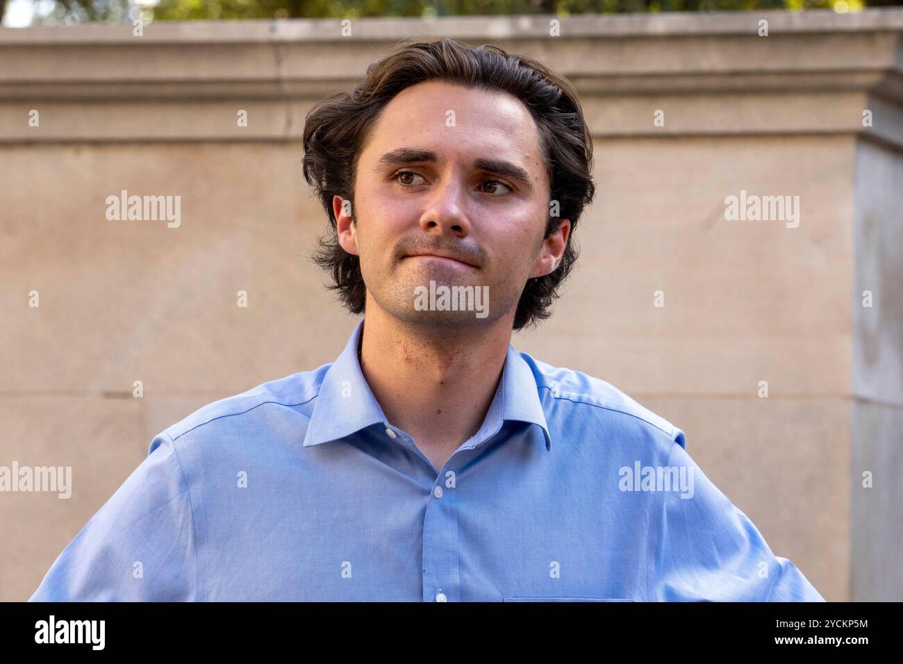 Austin Texas USA, 22 octobre 2024 : le défenseur du contrôle des armes à feu DAVID HOGG écoute une question lors d'une réunion avec des étudiants à l'Université du Texas à Austin lors d'un événement de sortie du vote. Hogg, 24 ans, fondateur de March for Our Lives, était un étudiant de 17 ans à la Marjory Stoneman Douglas High School à Parkland, en Floride, lorsqu'un homme armé a tué 17 de ses camarades de classe le 14 février 2018. ©Bob Daemmrich Banque D'Images