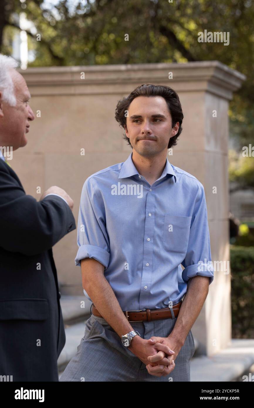 Austin Texas USA, 22 octobre 2024 : le défenseur du contrôle des armes à feu DAVID HOGG (à droite) est présenté par le maire d'Austin Kirk Watson avant de parler aux étudiants de l'Université du Texas à Austin lors d'un événement de sortie du vote. Hogg, 24 ans, fondateur de March for Our Lives, était un étudiant de 17 ans à la Marjory Stoneman Douglas High School à Parkland, en Floride, lorsqu'un homme armé a tué 17 de ses camarades de classe le 14 février 2018. ©Bob Daemmrich Banque D'Images