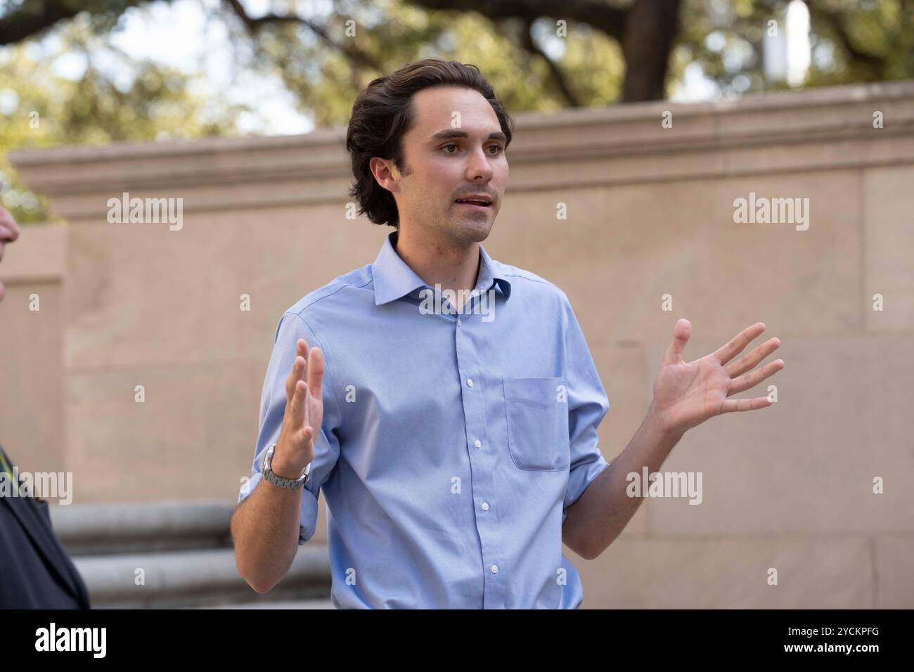 Austin Texas USA, 22 octobre 2024 : DAVID HOGG, défenseur du contrôle des armes à feu, parle aux étudiants du West Mall de l'Université du Texas à Austin lors d'un événement de sortie du vote. Hogg, 24 ans, fondateur de March for Our Lives, était un étudiant de 17 ans à la Marjory Stoneman Douglas High School à Parkland, en Floride, lorsqu'un homme armé a tué 17 de ses camarades de classe le 14 février 2018. ©Bob Daemmrich Banque D'Images