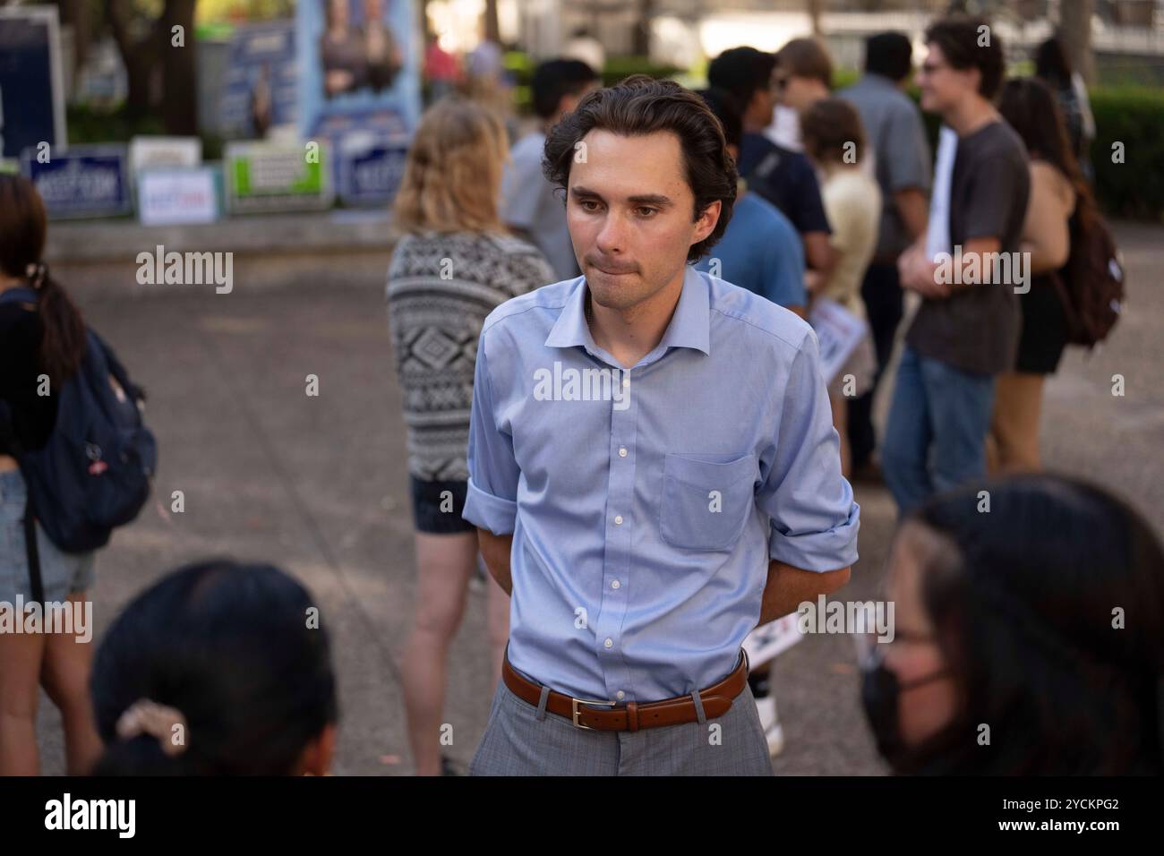 Austin Texas USA, 22 octobre 2024 : DAVID HOGG (au centre), défenseur du contrôle des armes à feu, discute avec des étudiants du West Mall à l'Université du Texas à Austin lors d'un événement de sortie du vote. Hogg, 24 ans, fondateur de March for Our Lives, était un étudiant de 17 ans à la Marjory Stoneman Douglas High School à Parkland, en Floride, lorsqu'un homme armé a tué 17 de ses camarades de classe le 14 février 2018. ©Bob Daemmrich Banque D'Images