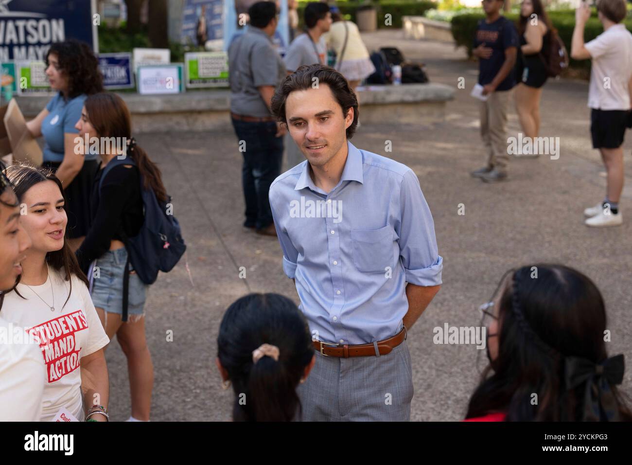 Austin Texas USA, 22 octobre 2024 : DAVID HOGG (au centre), défenseur du contrôle des armes à feu, discute avec des étudiants du West Mall à l'Université du Texas à Austin lors d'un événement de sortie du vote. Hogg, 24 ans, fondateur de March for Our Lives, était un étudiant de 17 ans à la Marjory Stoneman Douglas High School à Parkland, en Floride, lorsqu'un homme armé a tué 17 de ses camarades de classe le 14 février 2018. ©Bob Daemmrich Banque D'Images