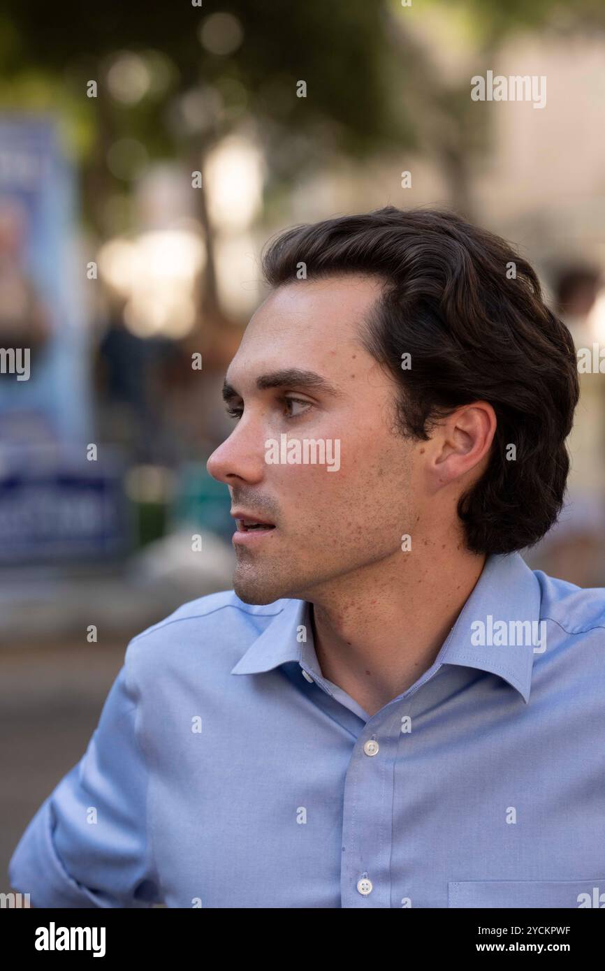 Austin Texas USA, 22 octobre 2024 : DAVID HOGG, défenseur du contrôle des armes à feu, parle aux étudiants du West Mall de l'Université du Texas à Austin lors d'un événement de sortie du vote. Hogg, 24 ans, fondateur de March for Our Lives, était un étudiant de 17 ans à la Marjory Stoneman Douglas High School à Parkland, en Floride, lorsqu'un homme armé a tué 17 de ses camarades de classe le 14 février 2018. ©Bob Daemmrich Banque D'Images
