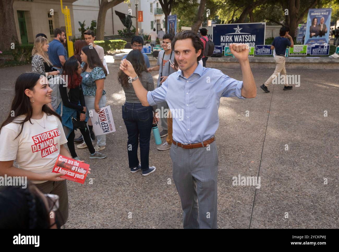 Austin Texas USA, 22 octobre 2024 : DAVID HOGG (au centre), défenseur du contrôle des armes à feu, discute avec des étudiants du West Mall à l'Université du Texas à Austin lors d'un événement de sortie du vote. Hogg, 24 ans, fondateur de March for Our Lives, était un étudiant de 17 ans à la Marjory Stoneman Douglas High School à Parkland, en Floride, lorsqu'un homme armé a tué 17 de ses camarades de classe le 14 février 2018. ©Bob Daemmrich Banque D'Images