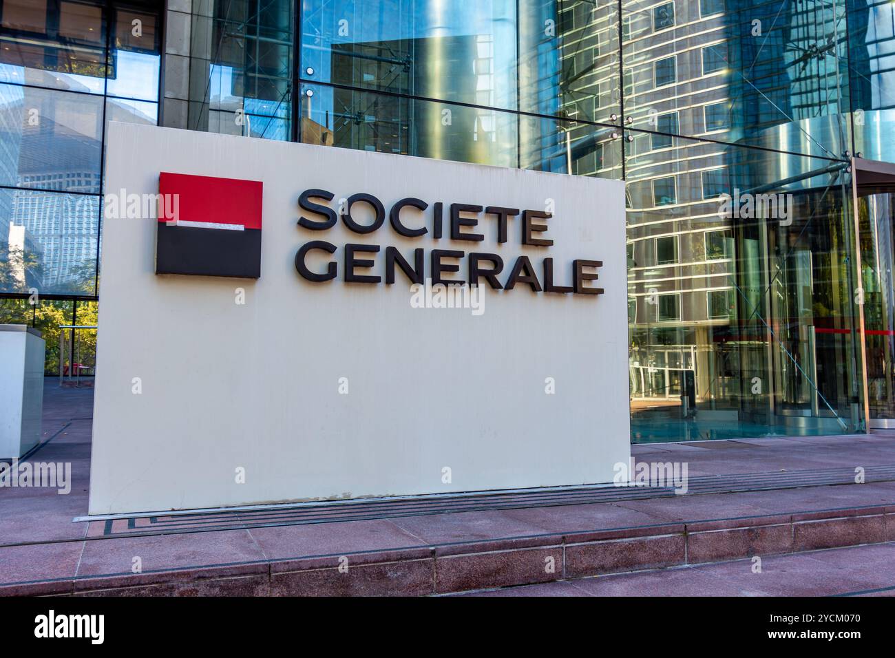 Enseigne et logo à l'entrée des tours jumelles de la banque française Société générale, située dans le quartier d'affaires de Paris la Défense Banque D'Images