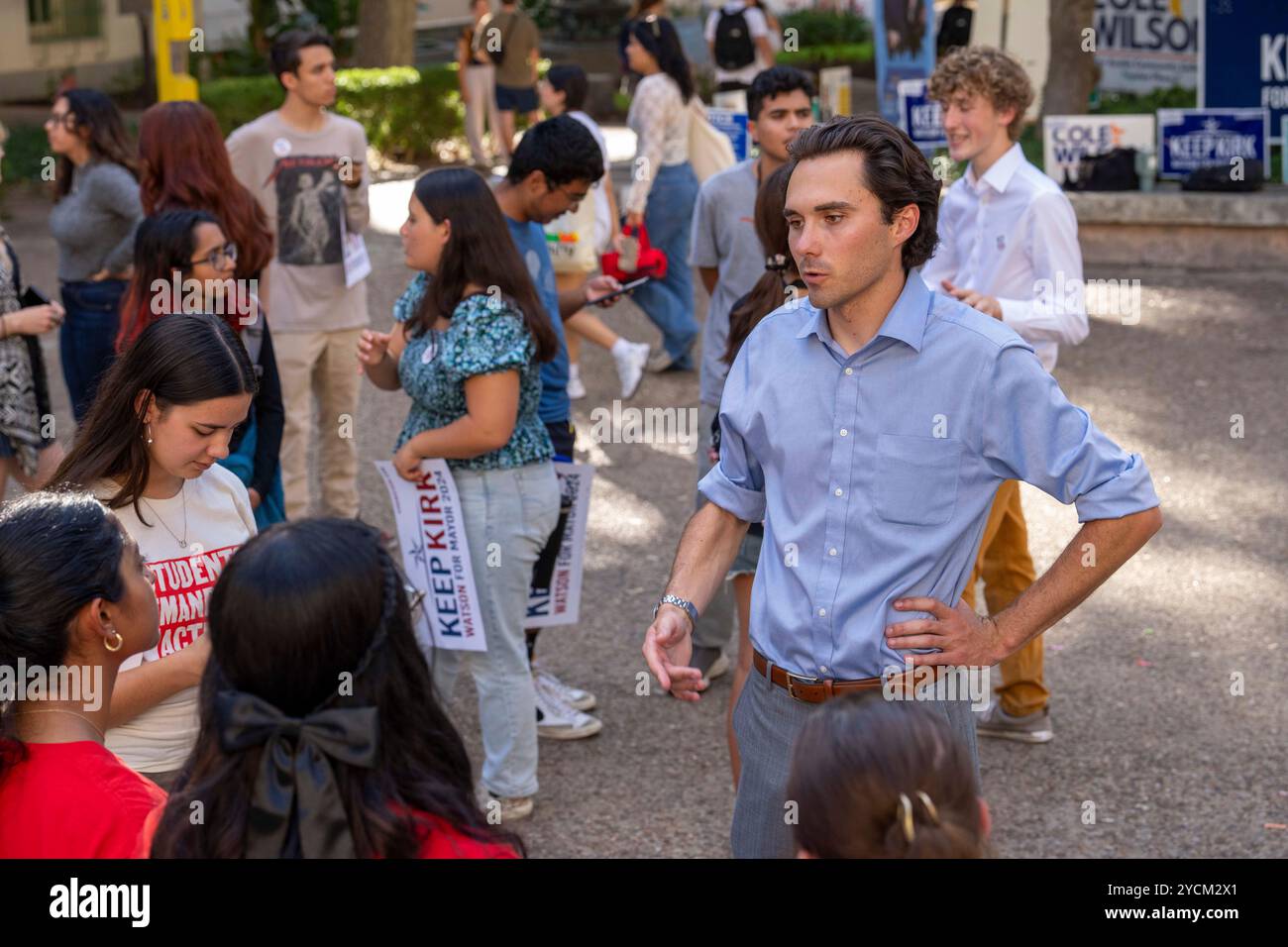 Austin, Texas, États-Unis. 22 octobre 2024. Le défenseur de la sécurité des armes à feu DAVID HOGG parle aux étudiants du West Mall de l'Université du Texas à Austin le 22 octobre 2024 lors d'une apparition avec le maire Kirk Watson. Hogg, 24 ans, fondateur de March for Our Lives, était un étudiant de dix-sept ans à la Marjory Stoneman Douglas High School à Parkland, en Floride, quand un homme armé a tué 17 de ses camarades de classe le 14 février 2018. (Crédit image : © Bob Daemmrich/ZUMA Press Wire) USAGE ÉDITORIAL SEULEMENT! Non destiné à UN USAGE commercial ! Banque D'Images