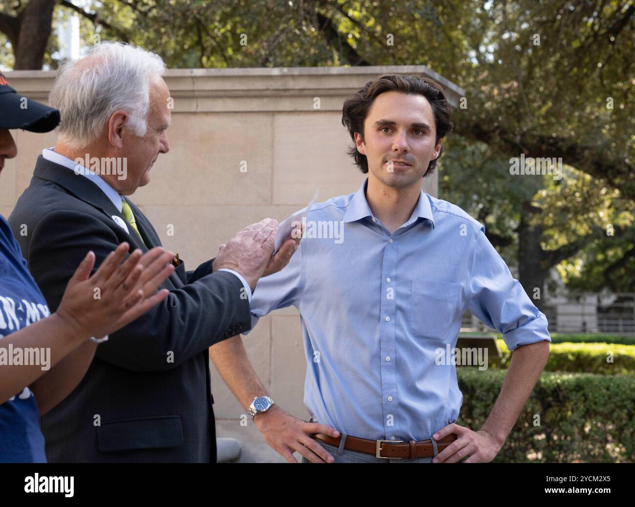 Austin, Texas, États-Unis. 22 octobre 2024. Le défenseur de la sécurité des armes à feu DAVID HOGG parle aux étudiants du West Mall de l'Université du Texas à Austin le 22 octobre 2024 lors d'une apparition avec le maire Kirk Watson. Hogg, 24 ans, fondateur de March for Our Lives, était un étudiant de dix-sept ans à la Marjory Stoneman Douglas High School à Parkland, en Floride, quand un homme armé a tué 17 de ses camarades de classe le 14 février 2018. (Crédit image : © Bob Daemmrich/ZUMA Press Wire) USAGE ÉDITORIAL SEULEMENT! Non destiné à UN USAGE commercial ! Banque D'Images