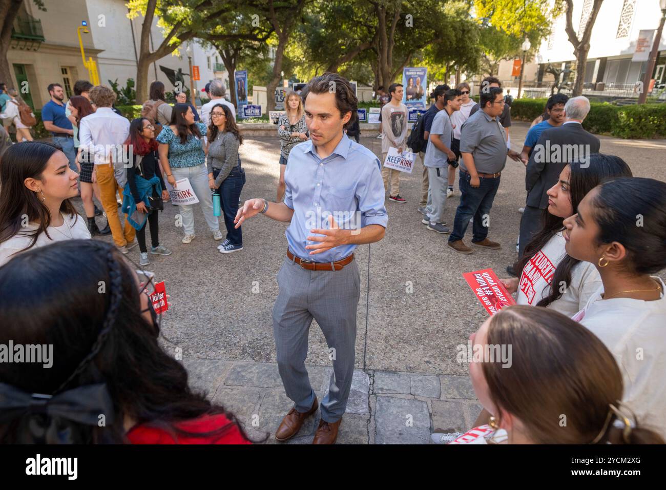 Austin, Texas, États-Unis. 22 octobre 2024. Le défenseur de la sécurité des armes à feu DAVID HOGG parle aux étudiants du West Mall de l'Université du Texas à Austin le 22 octobre 2024 lors d'une apparition avec le maire Kirk Watson. Hogg, 24 ans, fondateur de March for Our Lives, était un étudiant de dix-sept ans à la Marjory Stoneman Douglas High School à Parkland, en Floride, quand un homme armé a tué 17 de ses camarades de classe le 14 février 2018. (Crédit image : © Bob Daemmrich/ZUMA Press Wire) USAGE ÉDITORIAL SEULEMENT! Non destiné à UN USAGE commercial ! Banque D'Images