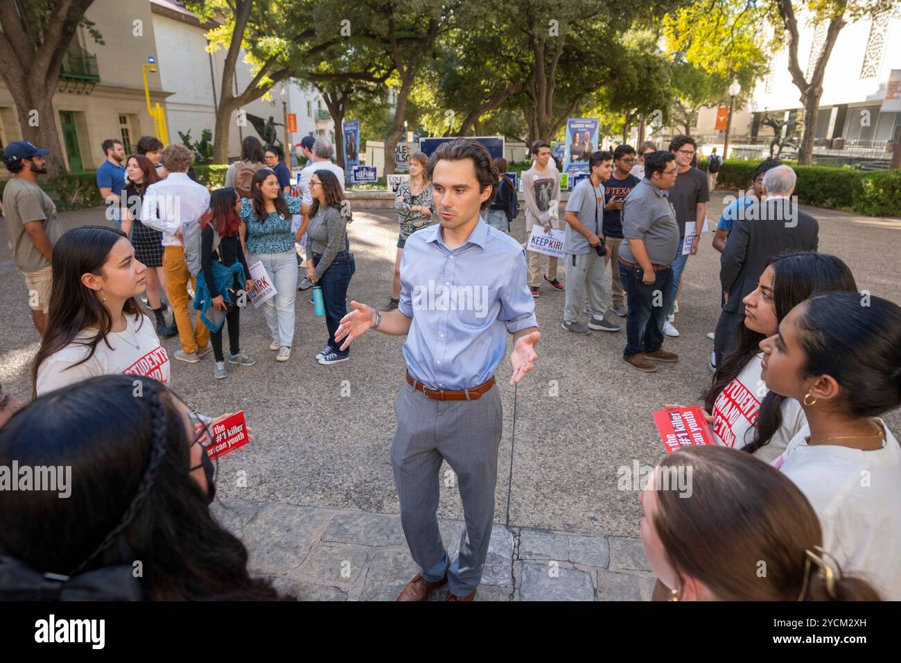 Austin, Texas, États-Unis. 22 octobre 2024. Le défenseur de la sécurité des armes à feu DAVID HOGG parle aux étudiants du West Mall de l'Université du Texas à Austin le 22 octobre 2024 lors d'une apparition avec le maire Kirk Watson. Hogg, 24 ans, fondateur de March for Our Lives, était un étudiant de dix-sept ans à la Marjory Stoneman Douglas High School à Parkland, en Floride, quand un homme armé a tué 17 de ses camarades de classe le 14 février 2018. (Crédit image : © Bob Daemmrich/ZUMA Press Wire) USAGE ÉDITORIAL SEULEMENT! Non destiné à UN USAGE commercial ! Banque D'Images